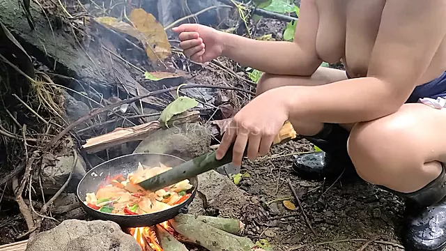 Risky blowjob in the great outdoors for Pinay cutie
