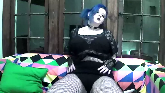 STONED TATTOOED BLUE HAIRED GOTH GIRL TEASES HER CURVY BODY