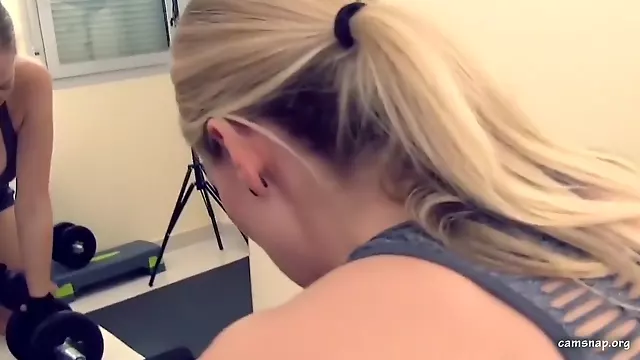 Blondes Fitnessmodel vom eigenen Kameramann gefickt