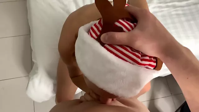 Sexy teen in Santa Claus hat gives deep blowjob and gets cum on her face