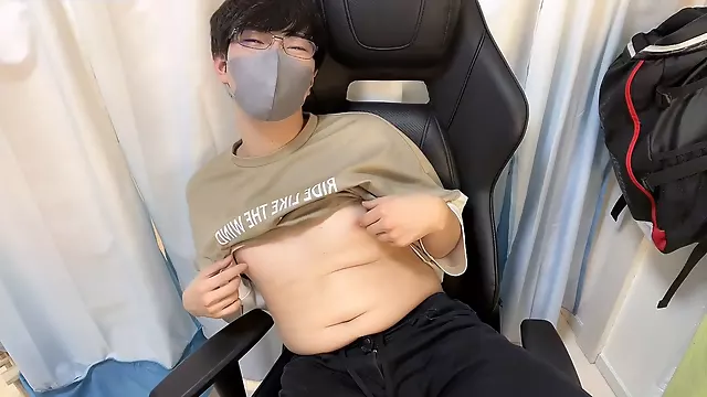 Japanese glasses-wearing male idol experiences explosive nipple climax
