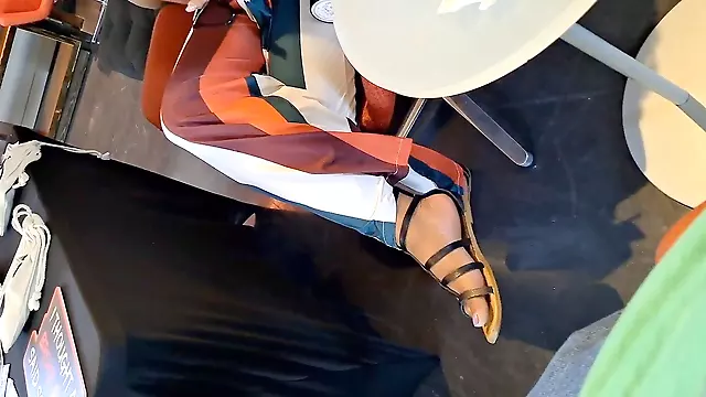 Live candid feet fetish in New Orleans - Flip flops and ebony foot fetish