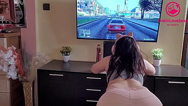 My girlfriend plays GTA 5 ( )