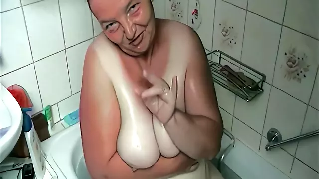 Fette Oma Fickt In Der Badewanne Die Shampoo Flasche