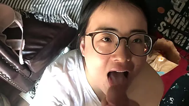 hot teen 18 chinese girl exchange student slut gives blowjob to foreigner