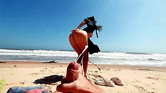 Ejaculare Pe Plaja, Masturbari Reciproce Public Pe Plaja, Picioare Brunete, Bruneta Tanara