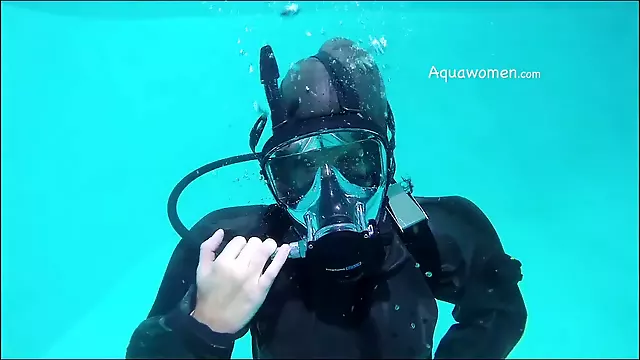 Gas mask, fullface mask, woman drowning underwater peril