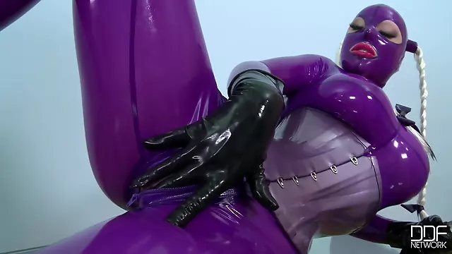 She Looms In Latex With Latex Lucy