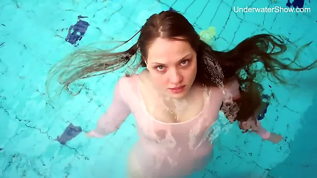 Redhead Simonna Showing Her Body Underwater