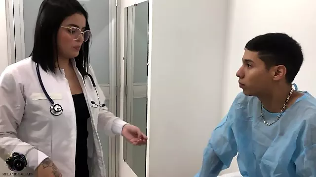 Doctora de enorme culo ayuda a su paciente con su problema de erecci n - en espa ol