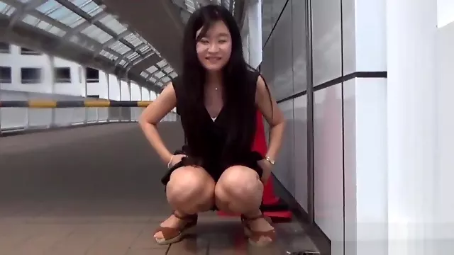 Fetish asian whore peeing in gutter