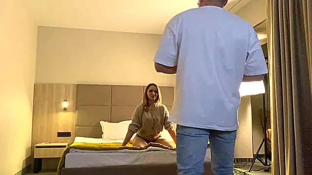 Amateur wifey caught cheating with photographer in motel, giving him a nice blowjob