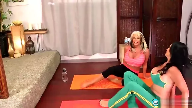 Due troione tettone si scopano l   insegnante di yoga