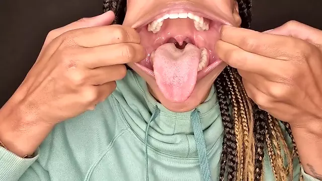 I stretch my huge mouth out to give you amazing mouth views
