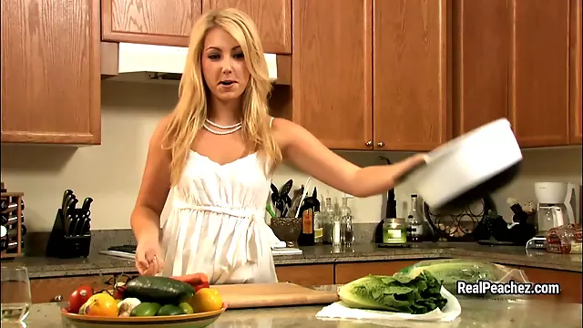 Sarah Peachez - Cooking With Peachez Summer Salad
