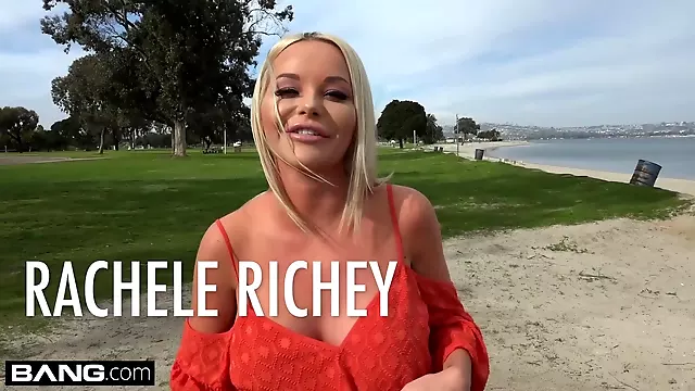 Rachele Richey loves to flash her giant titties in public!